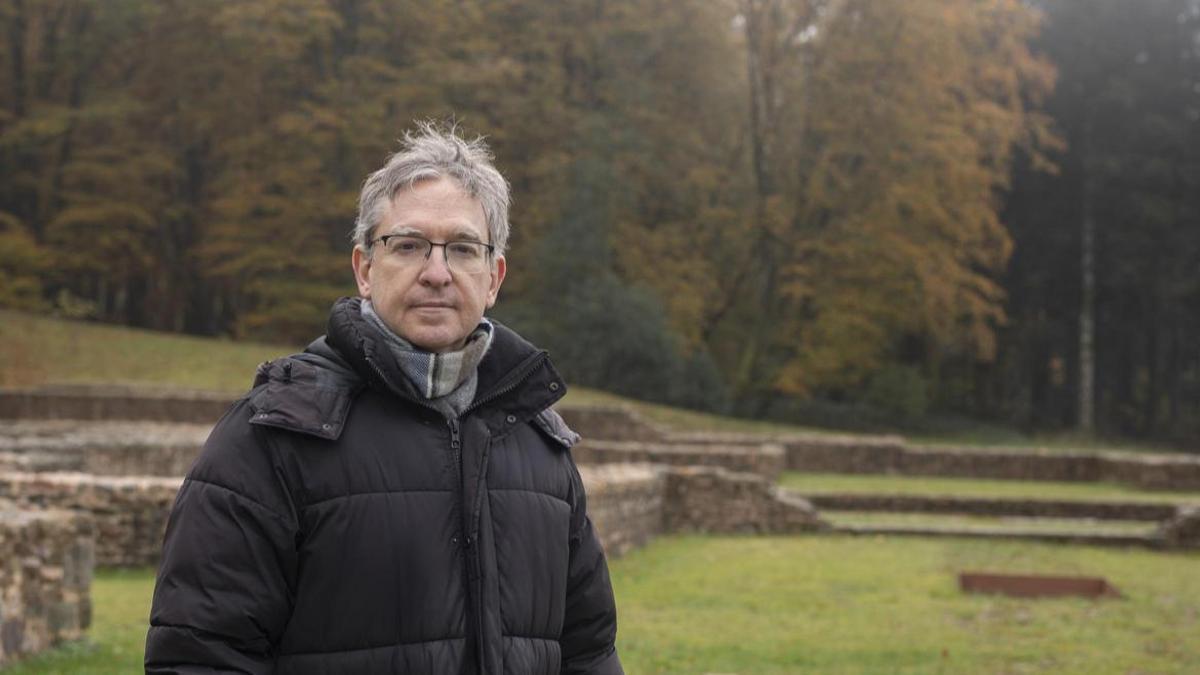 Santiago Posteguillo, en los restos de la fortificación gala de Bibracte, en Francia.