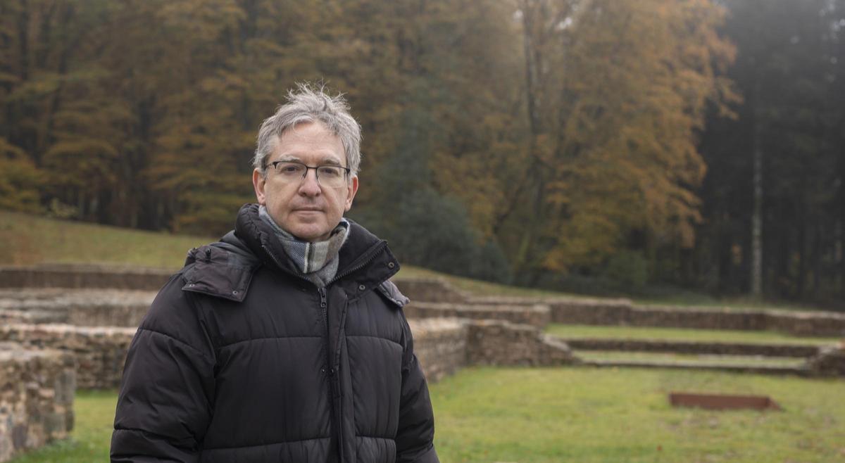 Santiago Posteguillo, en los restos de la fortificación gala de Bibracte, en Francia.