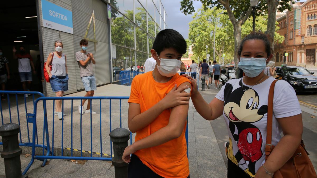 Darek Rodriguez acabado de vacunar con su madre en el Pavelló 4 de la Fira de Barcelona Darek Rodriguez acabado de vacunar con su madre en el Pavelló 4 de la Fira de Barcelona