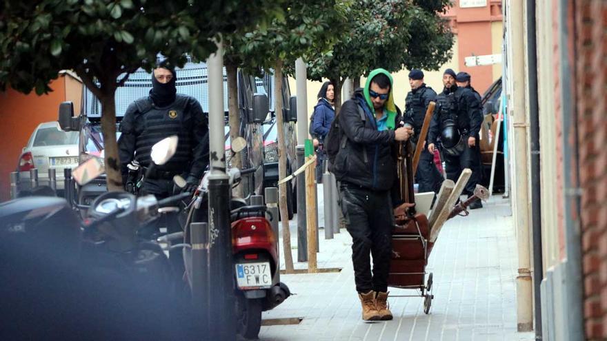 Desalojado el bloque ocupado 'El Armadillo' en el barrio de Gràcia, en Barcelona