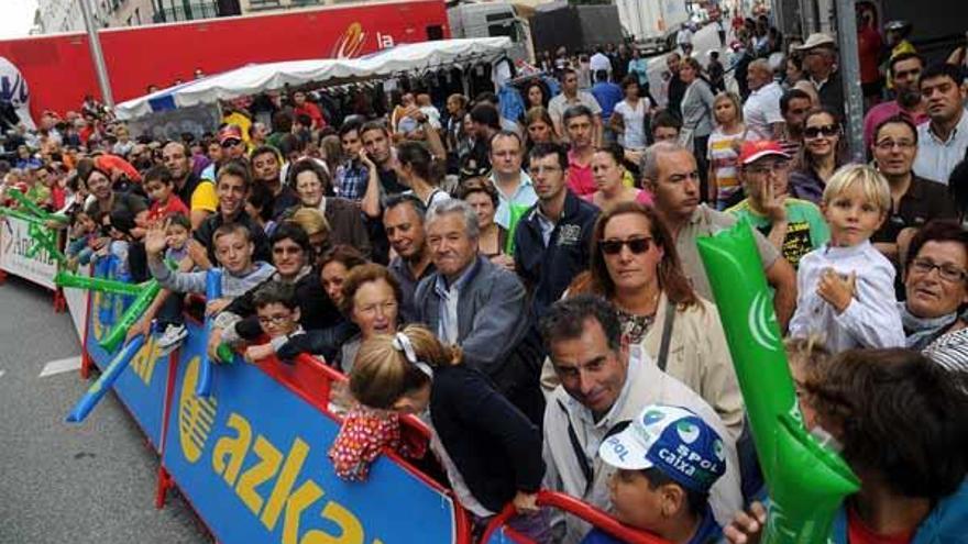 Público congregado en la llegada de la avenida de Lugo.  // Rafa Vázquez