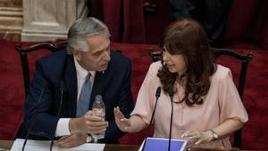 Alberto Fernández, presidente de Argentina (izquierda), habla con Cristina Fernández de Kirchner, vicepresidenta de Argentina.