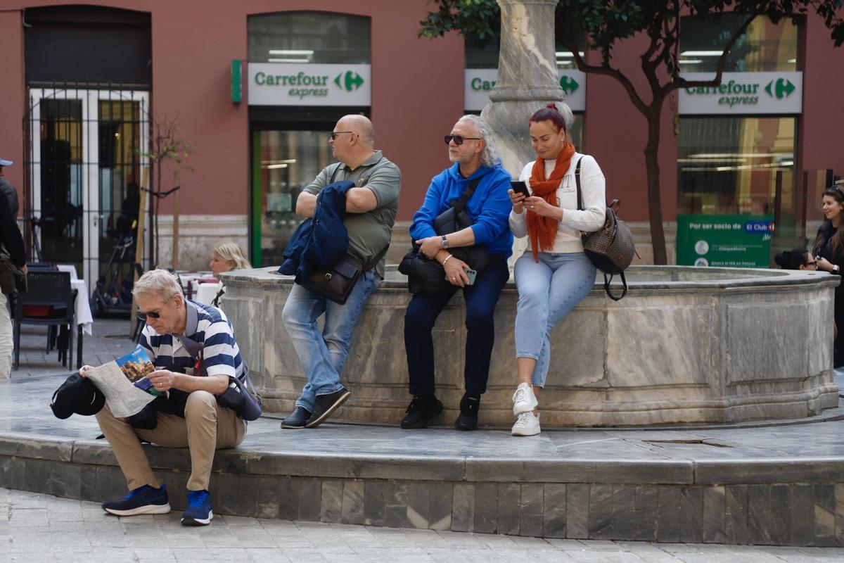 MLG 9-02-2026.-Citde turistas pasean por las calles del centro histórico de la capital