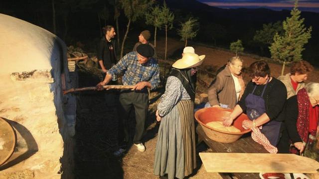 Encendido ‘sitja’ y horno de pan en Santa Agnès, en una imagen captada en 2011. / J. A. RIERA
