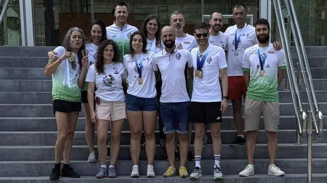 Los nadadores, a las puertas de la piscina de Santa Isabel. |