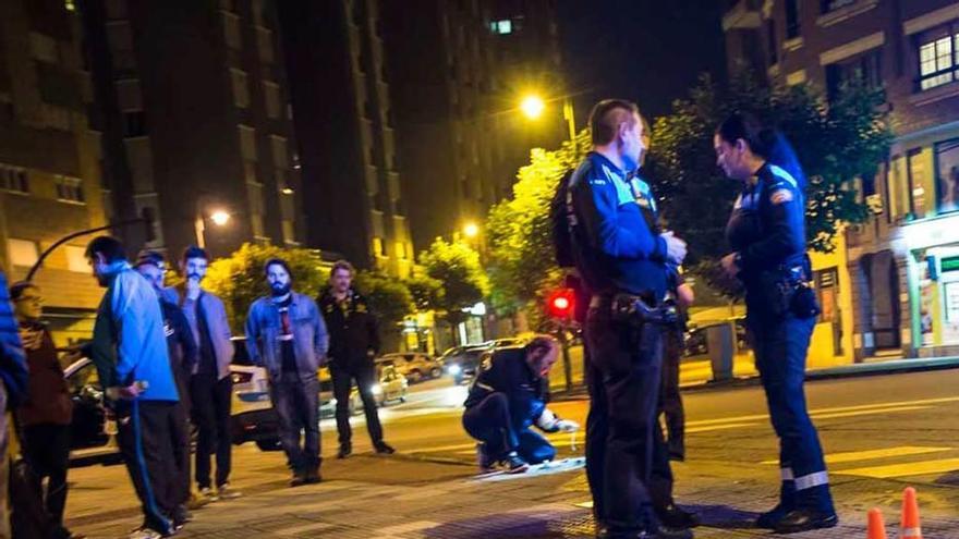 Agentes y testigos, en el lugar del atropello.