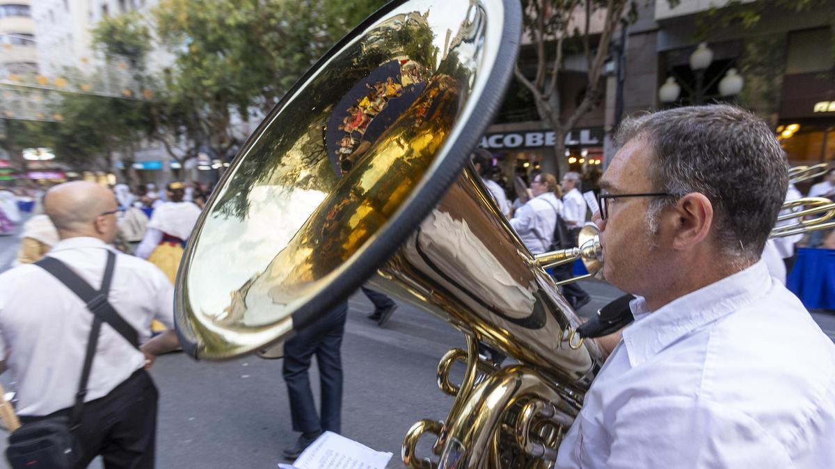 Un músico tocando la tuba durante la Entrada de Bandas.