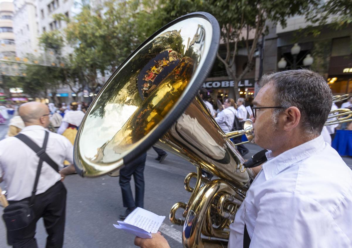 Un músico tocando la tuba durante la Entrada de Bandas.