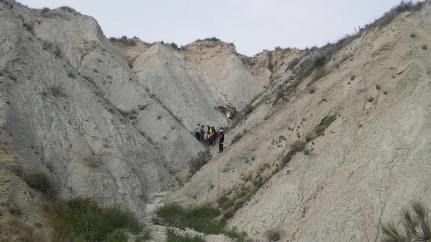 Herido al volcar su tractor y caer por un barranco