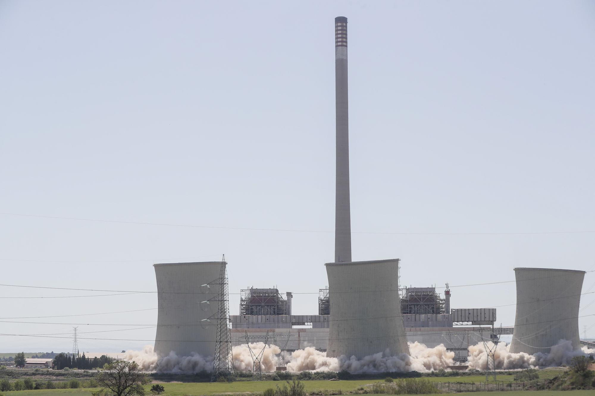 Dinamitan las torres de la central térmica que contaminó el norte de Castellón hace 40 años