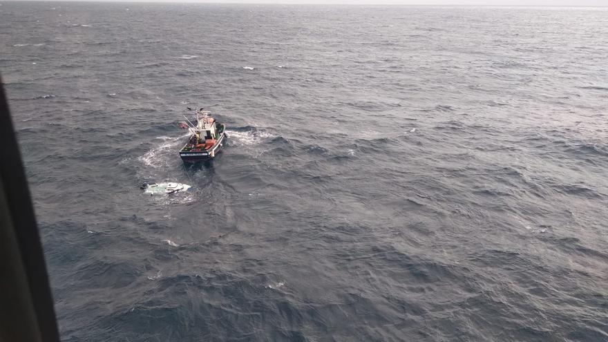 Rescatan a dos tripulantes de un barco que naufragó en la costa de Telde
