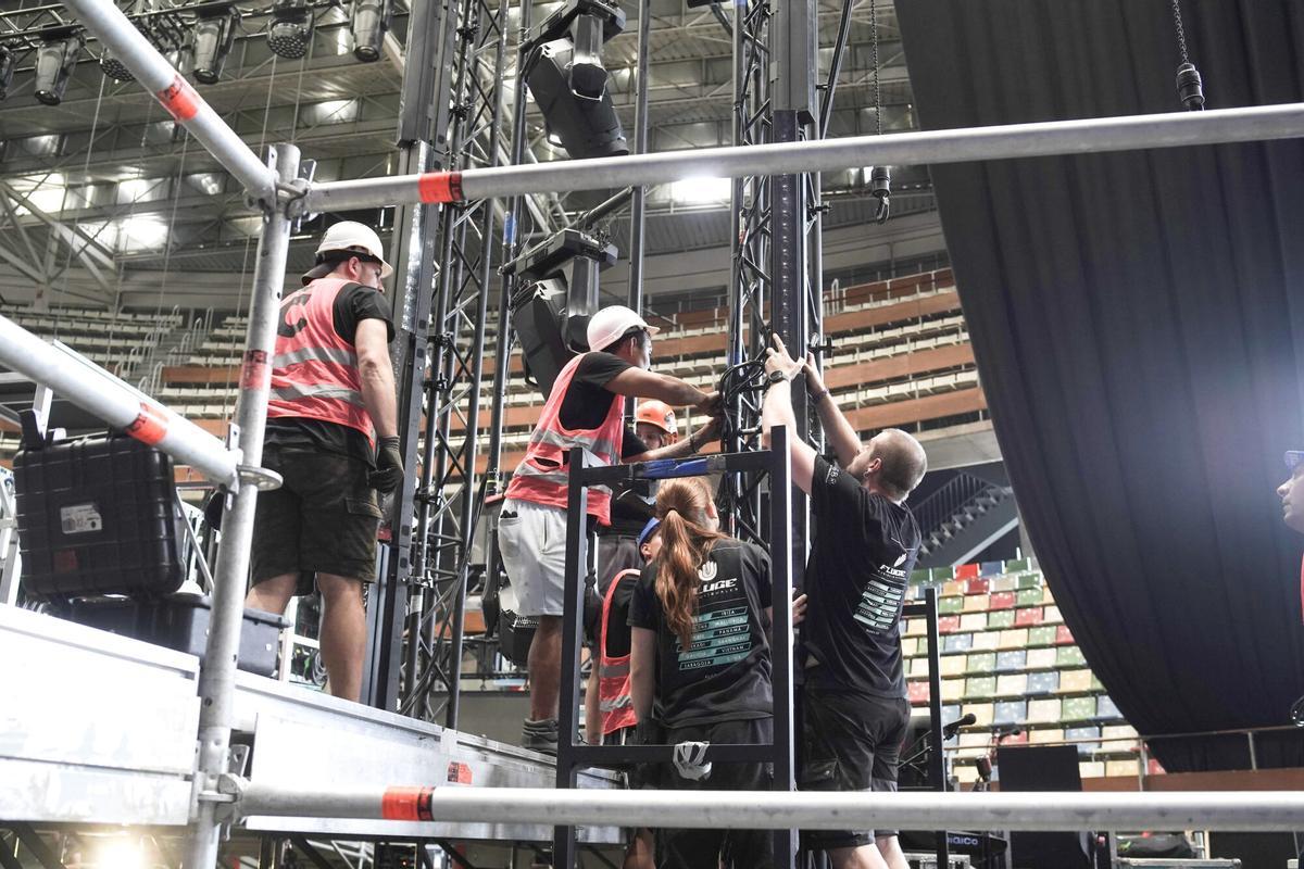 Seguidoras de Aitana acampan a las puertas del Coliseum mientras los operarios llevan a cabo el montaje del escenario para el concierto de este miércoles.