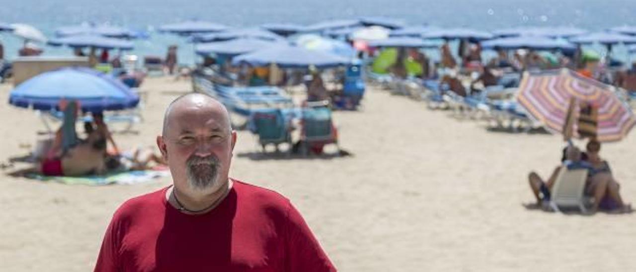 José Luis Pazo este viernes en la playa de Levante, donde antes construía las figuras de arena