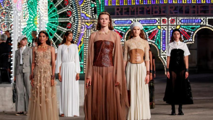 Dior presenta su colección de otoño con un espectáculo de luces y danzas