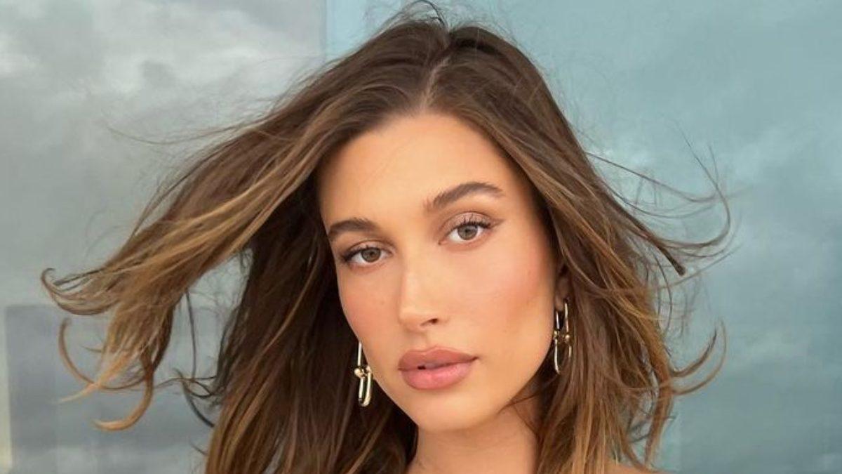 Hailey Bieber lo confirma: los vaqueros de talle bajo ya están entre nosotros y triunfan