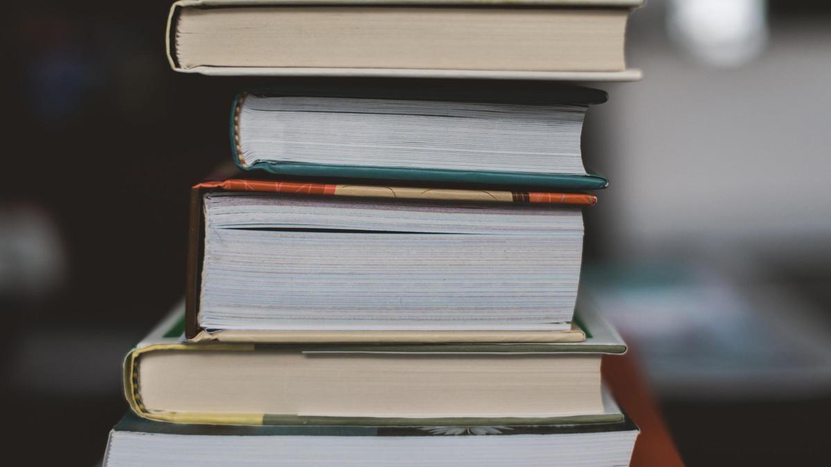 Libros apilados.