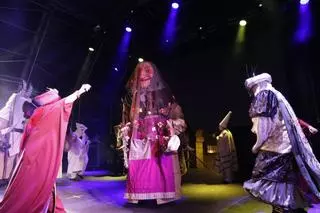 EN IMÁGENES: Las Comadres de Avilés sacan la fiesta a la calle