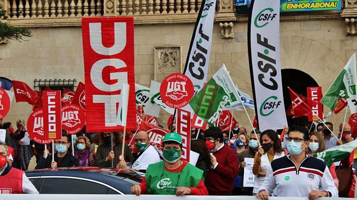 Protesta de funcionarios por la congelación salarial frente al Consolat.