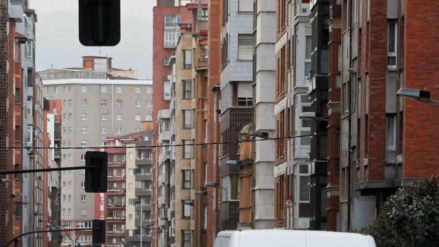 Tráfico en el entorno de Hermanos Felgueroso y Pablo Iglesias, cerca de la estación que indica una mayor contaminación por vehículos.