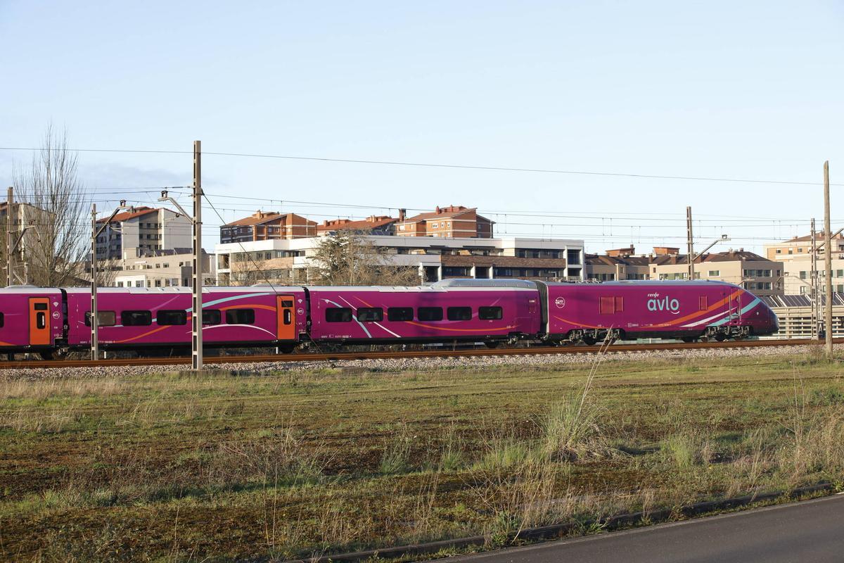 Un tren Avlo, realizando pruebas en Gijón hace semanas
