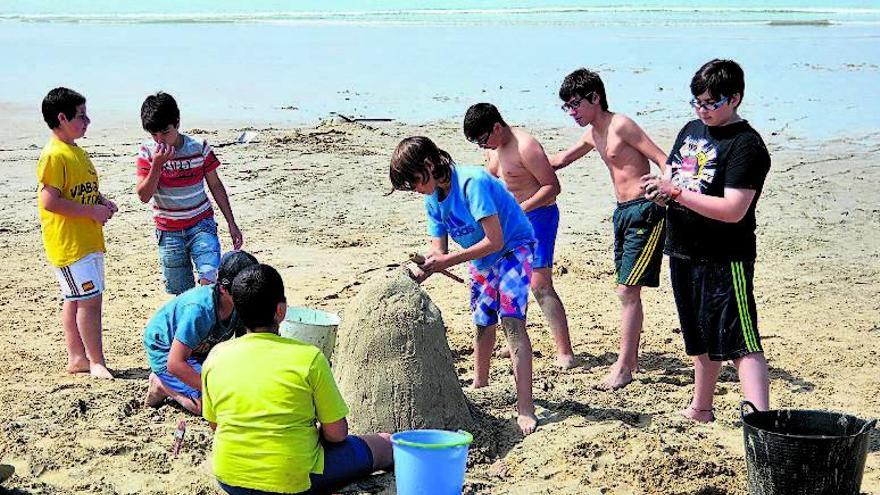 El grupo de alumnos llegó temprano a la playa de A Lanzada.