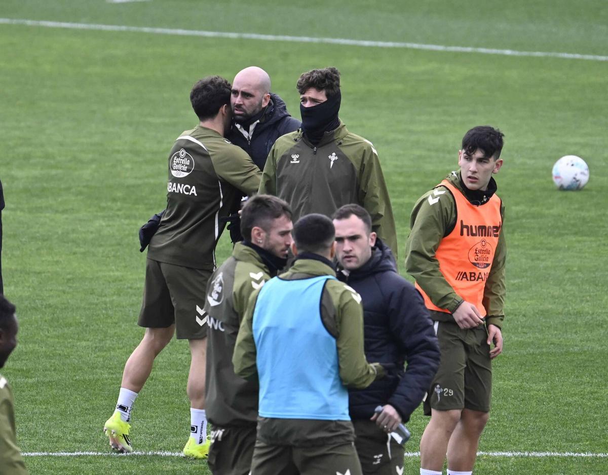 Claudio Giráldez, rodeado de jugadores de la plantilla en el entrenamiento de este jueves