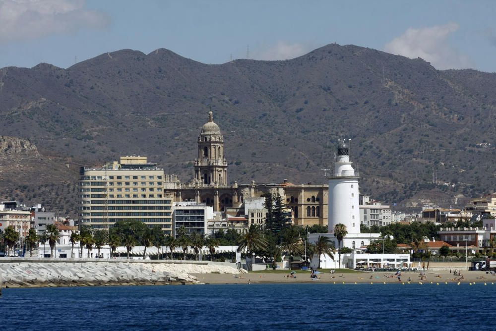 La Málaga que contemplan los cruceros, a la llegada al Puerto.