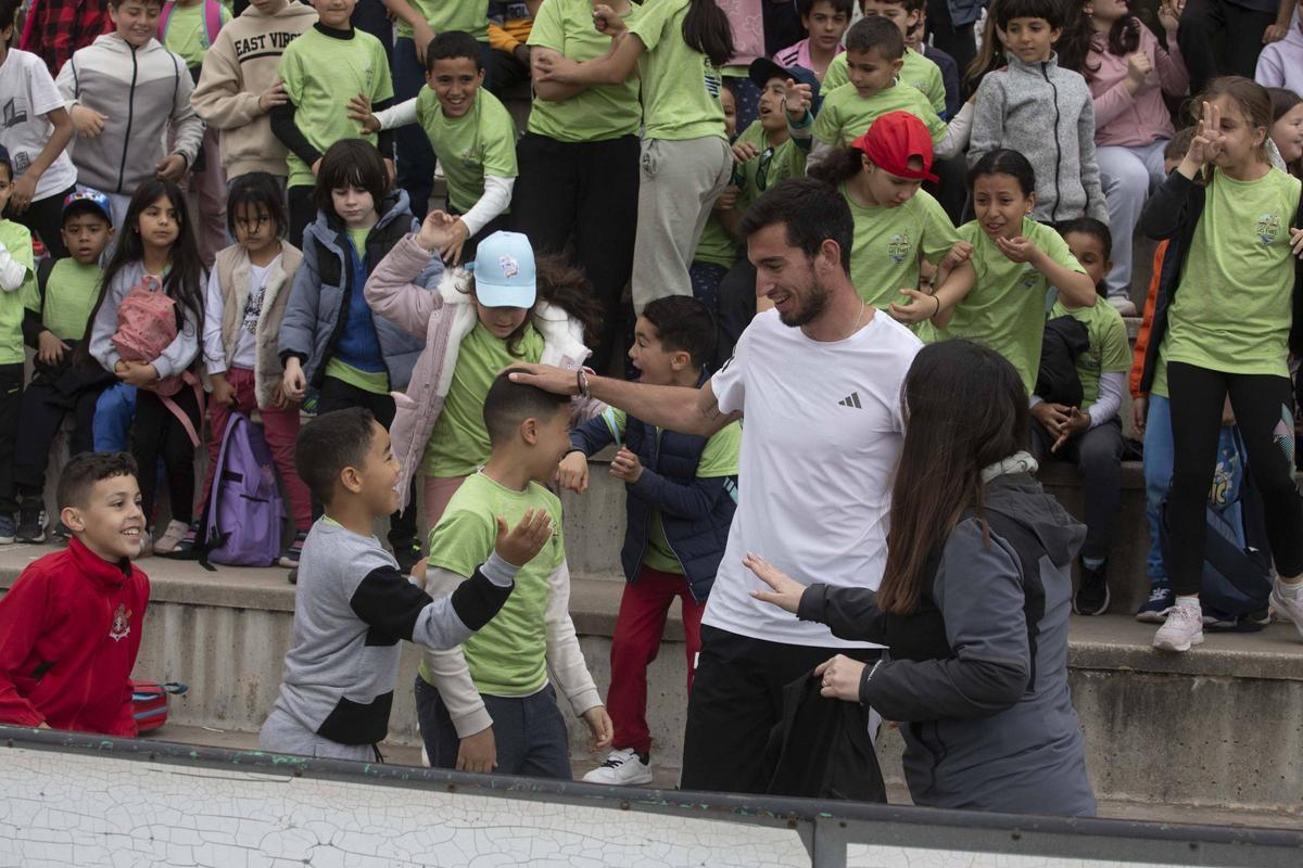 El deportista es agasajado por los escolares