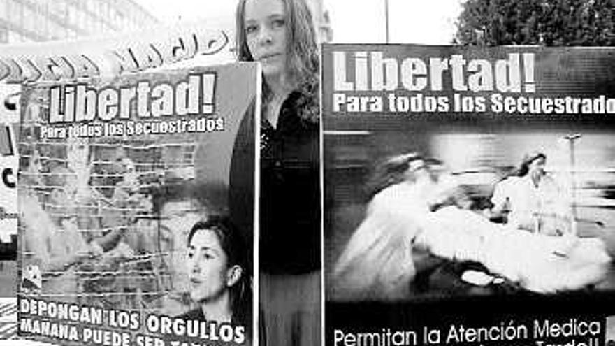 guillermo legaria/Efe
Concentraciones &quot;por la libertad&quot;. Miles de personas se concentraron ayer en espacios públicos de decenas de ciudades y pueblos de Colombia para emprender marchas &quot;por la vida y la libertad&quot; de los secuestrados por grupos armados. Los manifestantes, convocados por la Red de Iniciativas por la Paz y Contra la Guerra (Redepaz), una organización por la reconciliación, lucían camisetas blancas y portaban pancartas 
en algunas de las cuales se pedía la puesta en libertad de Ingrid Betancourt.