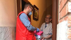zentauroepp53143169 la  fundaci  la caixa i creu roja reparteixen productes de p200416170423