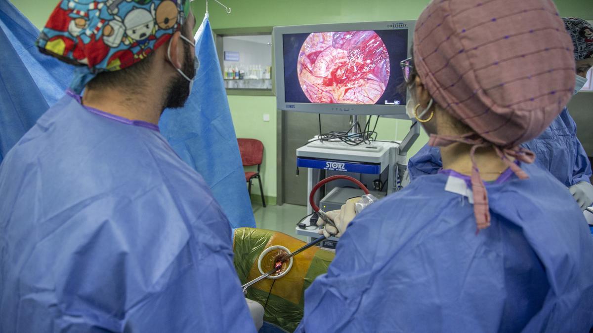 Facultativos realizan una cirugía de pulmón en un hospital de la provincia.