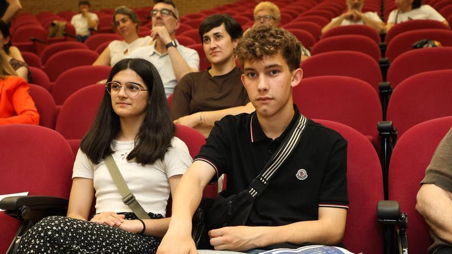 «Tengo ganas de desconectar, pero no sé cómo»: crecer entre bulos, pantallas infinitas y odio