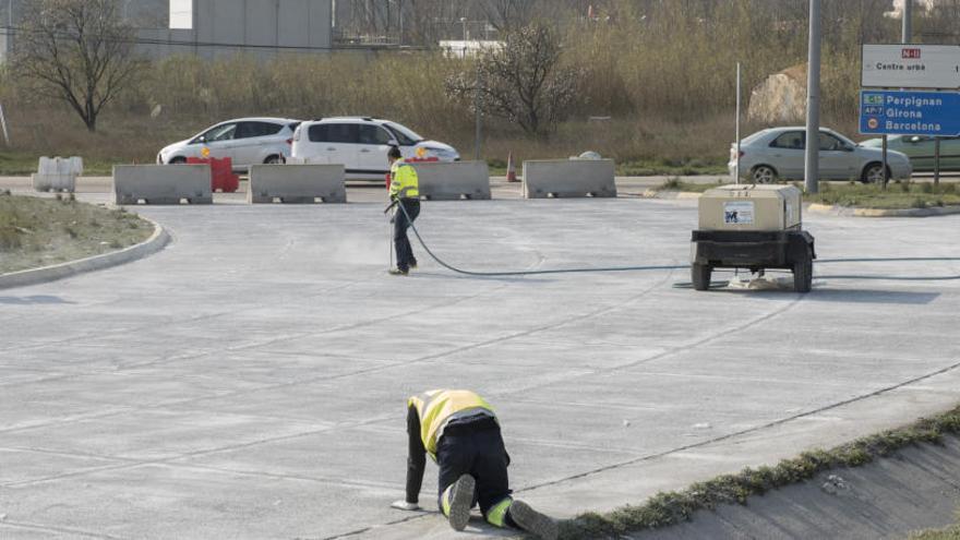 Els operaris treballant a la primera rotonda on s&#039;actua a la N-II