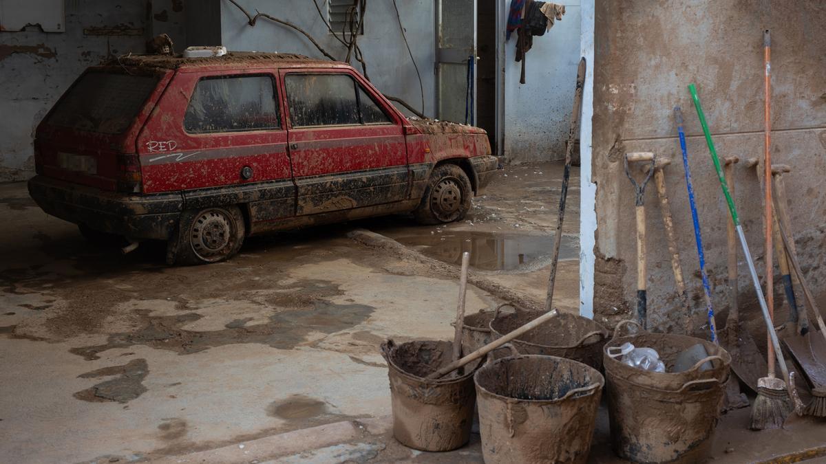 Una coche manchado de barro por los efectos de la DANA, a 10 de noviembre de 2024, en Catarroja