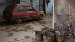Una coche manchado de barro por los efectos de la DANA, a 10 de noviembre de 2024, en Catarroja