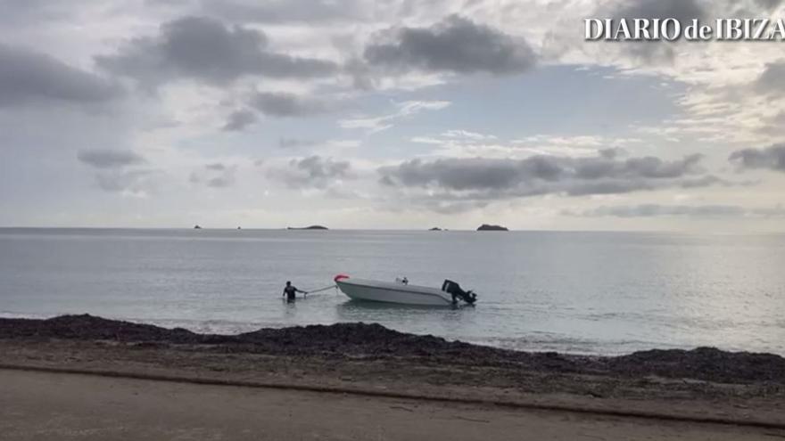 Calcetines, cepillos de dientes y un chaleco salvavidas &quot;muy pequeñito&quot; en una patera en Ibiza