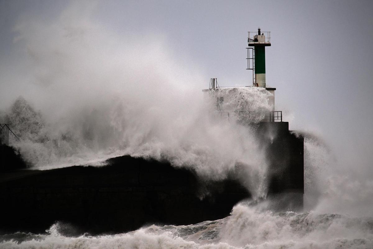 Grandes olas golpean la linterna del faro de San Esteban de Bocamar (Asturias) este jueves