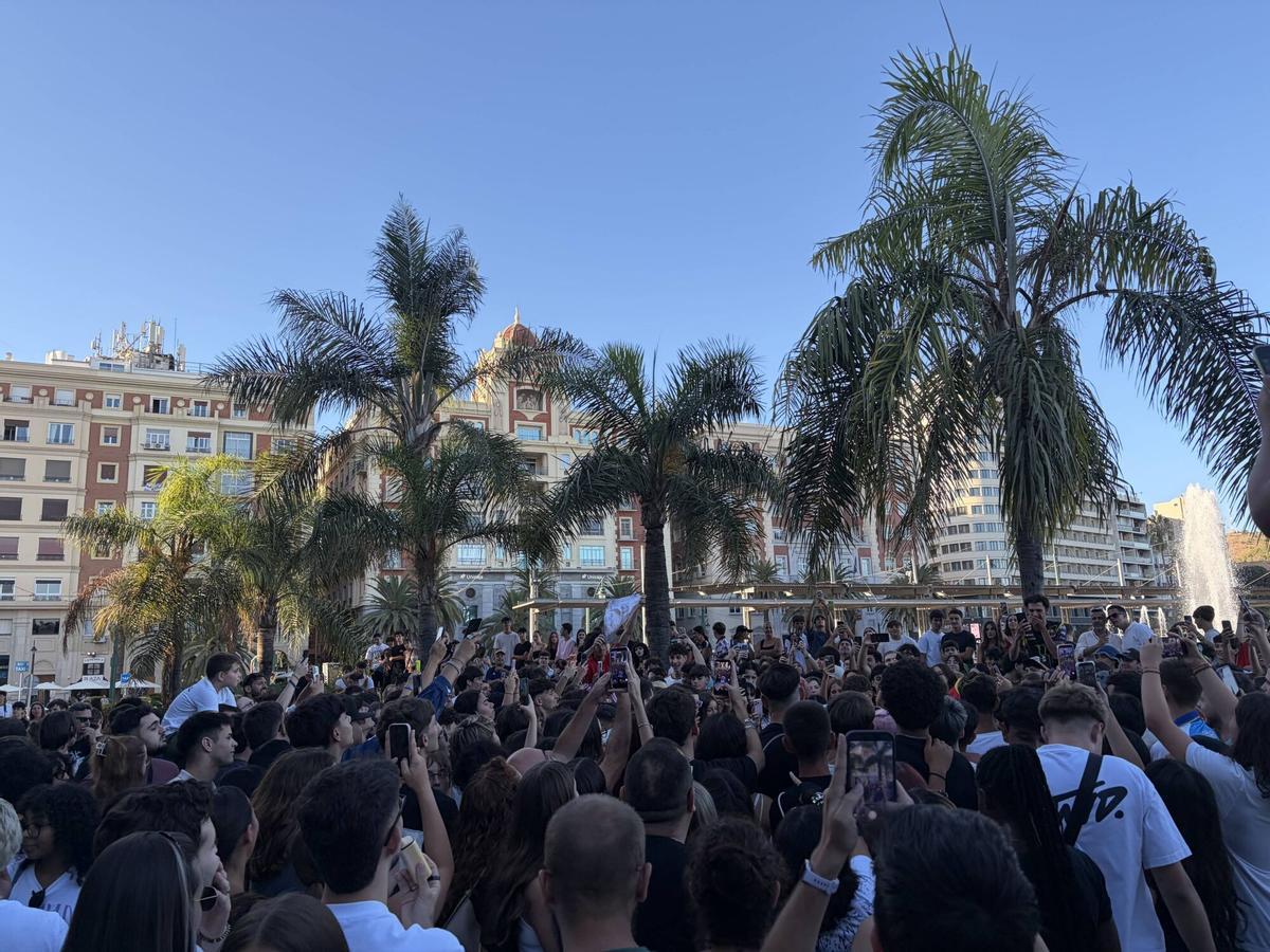 Batalla de 'farmear aura' en la Plaza de la Marina