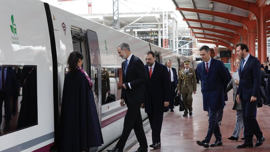 Así arrancó desde Chamartín el primer viaje en AVE entre Madrid y Asturias: frases e impresiones de sus pasajeros