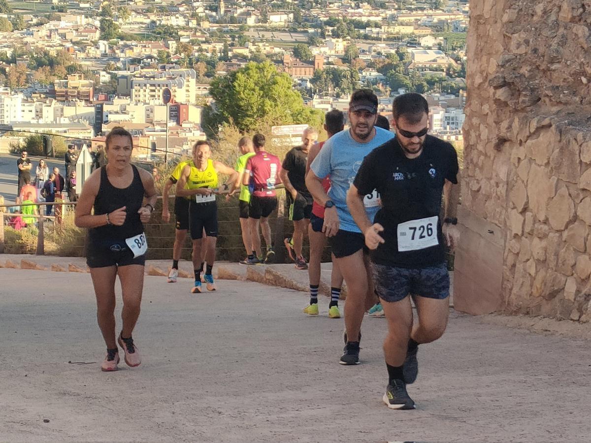 Varios corredores, en la subida al Castillo de Lorca