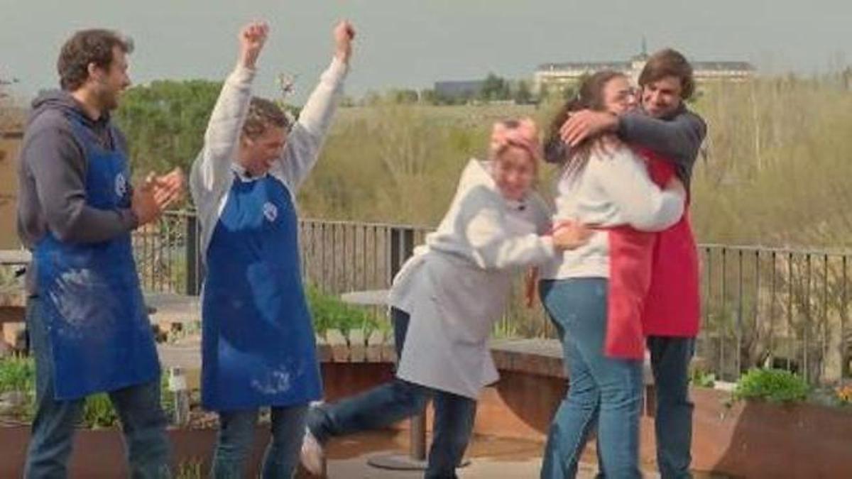 Camilla levanta los brazos para celebrar su paso a la final de 'Masterchef'.