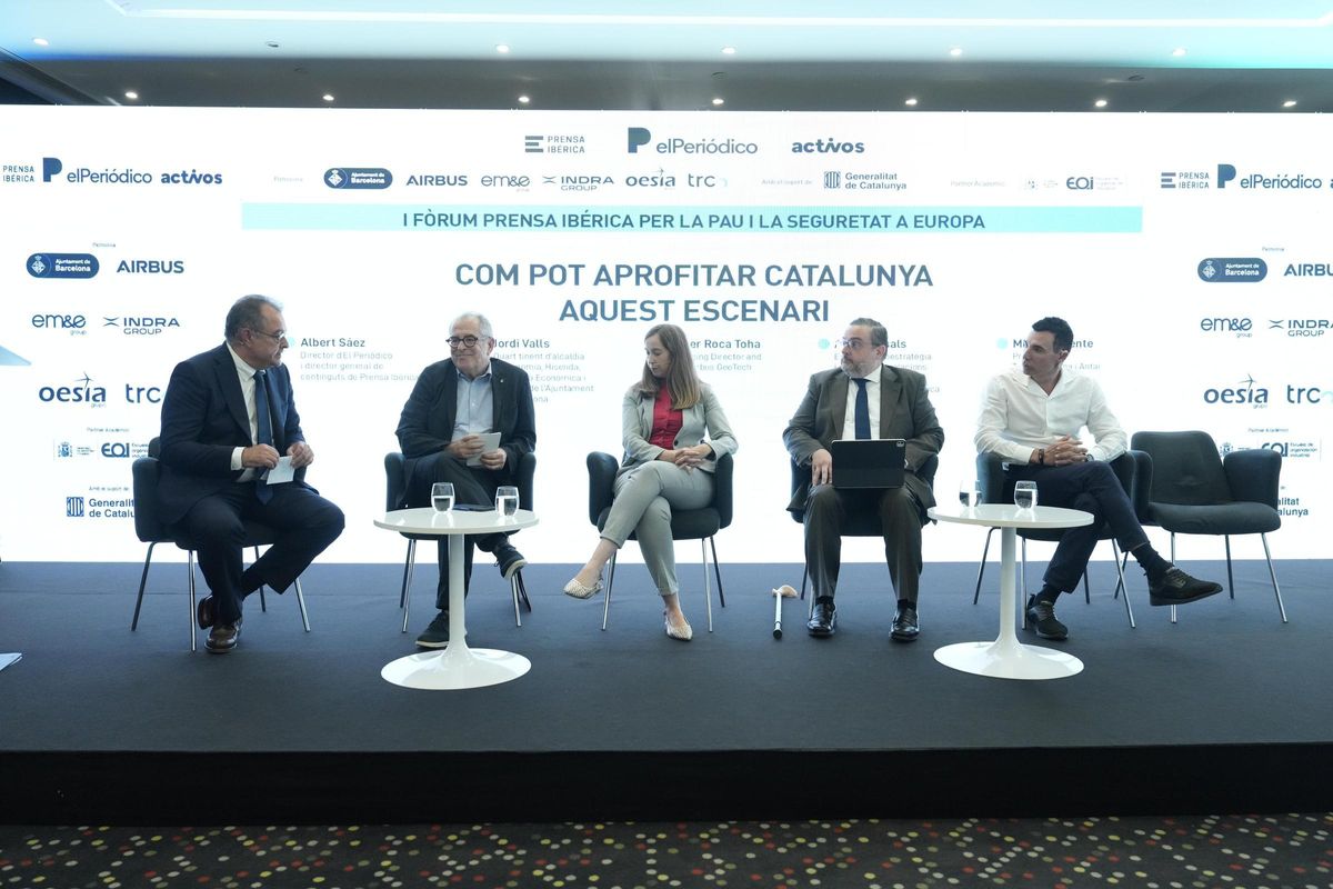 Albert Sáez, director de EL PERIÓDICO; Jordi Valls, cuarto teniente de Alcaldía del área de economía, hacienda y promoción económica del Ajuntament de Barcelona; Roser Roca Toha, managing director y CEO de Airbus GeoTech; Adam Casals, experto en geoestrategia y asesor de relaciones industriales, y Miguel Vicente, presidente de TechBarcelona y Antai Ventures.