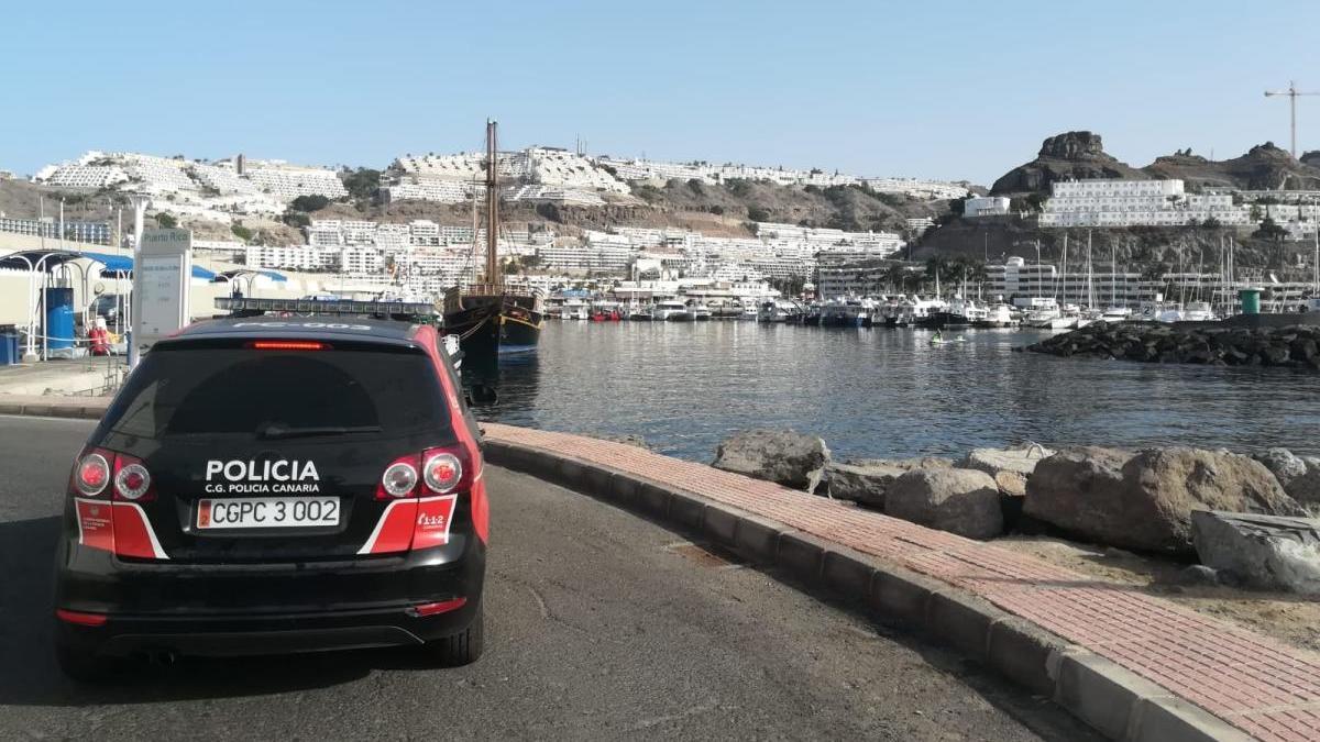 Vehículo de la Policía Canaria en Mogán.