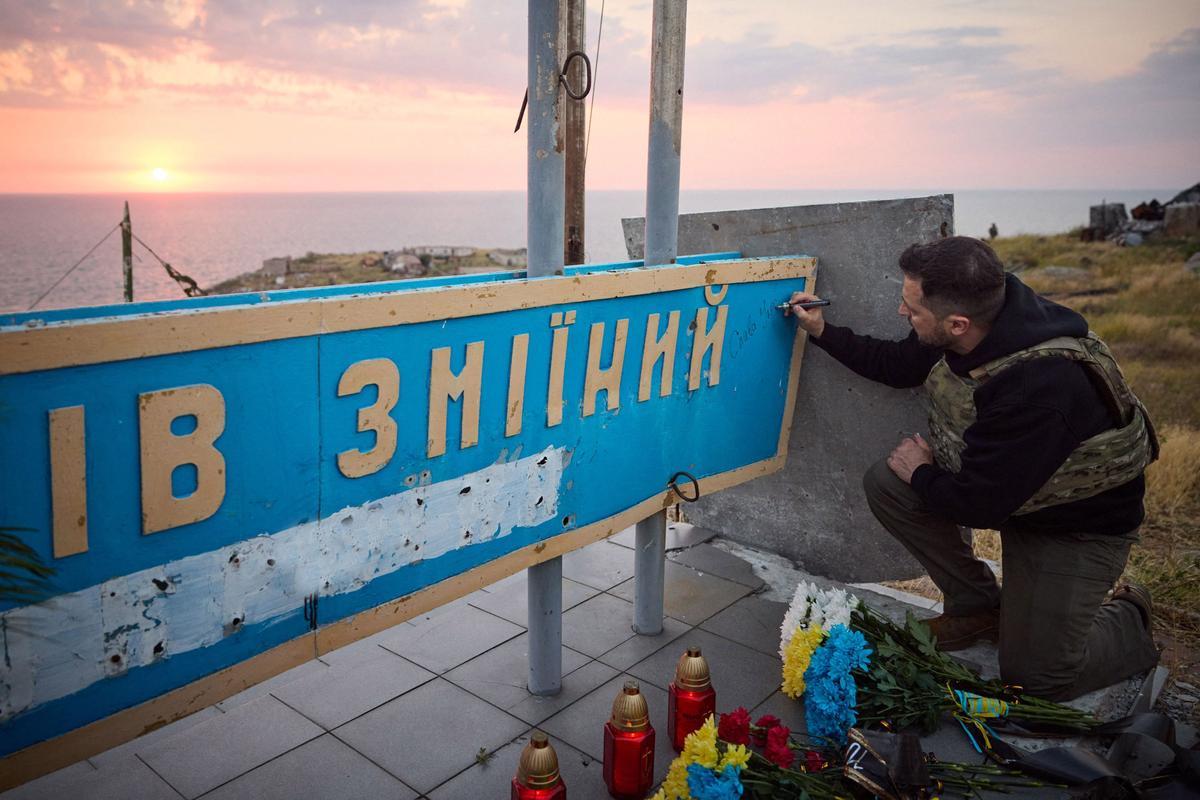 500 días de guerra en Ucrania: Zelenski visita la isla de las Serpientes