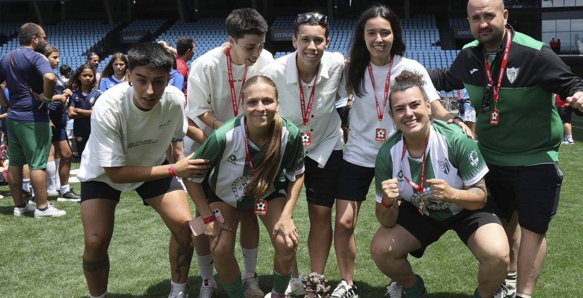 El Val Miñor infantil, tras recibir el trofeo.
