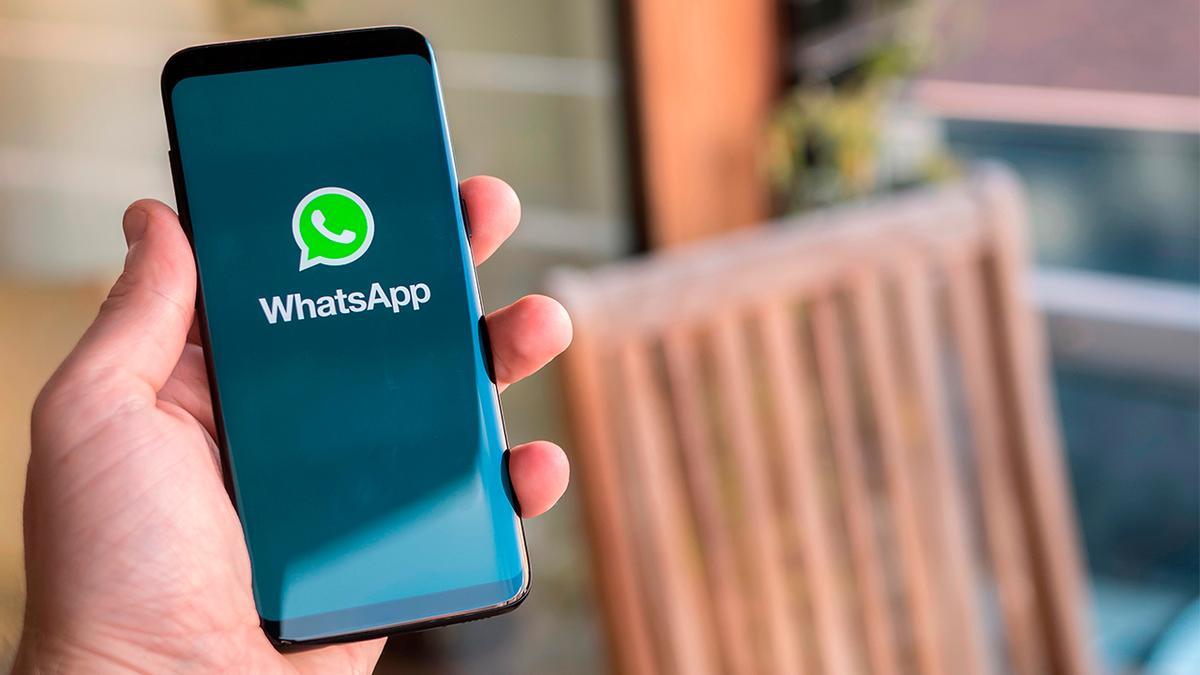 El logtipo de WhatsApp ocupa la pantalla de un teléfono móvil