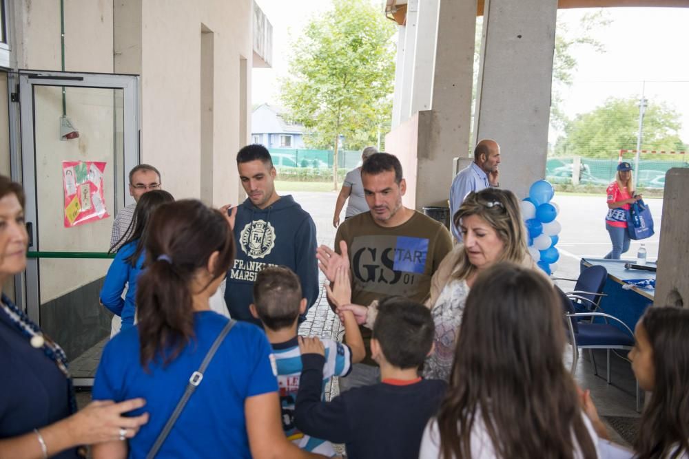 Los jugadores del Real Oviedo, Esteban y Diegui, visitan el colegio de La Corredoria 2