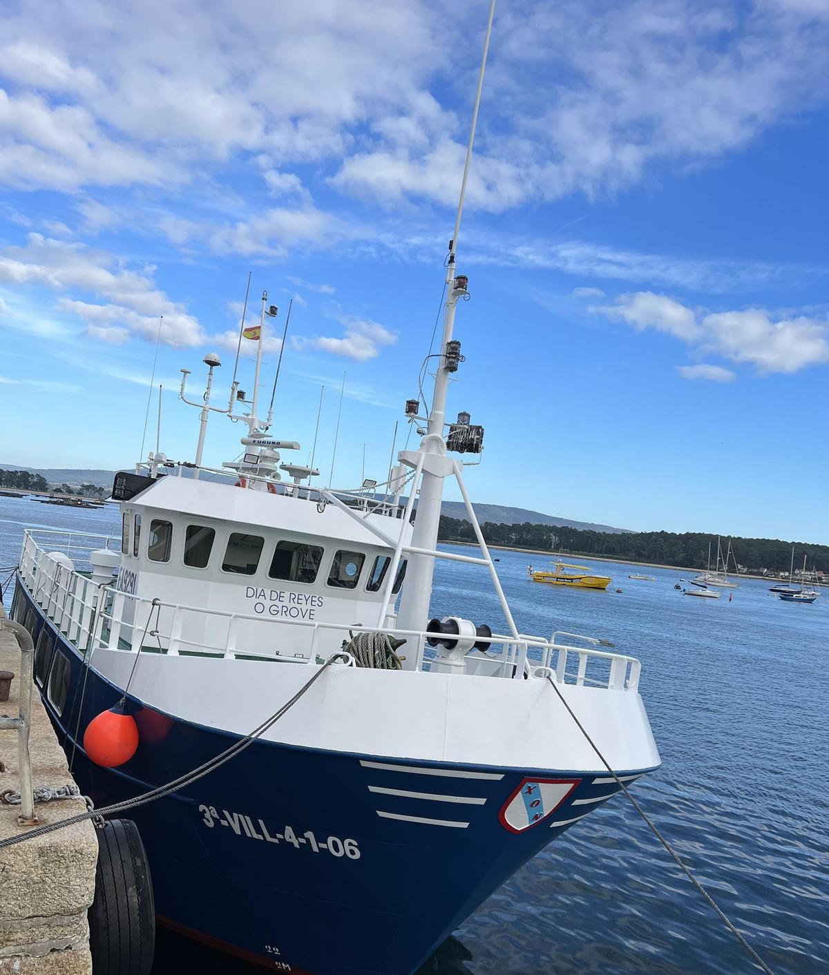 El barco permanece amarrado en O Corgo.