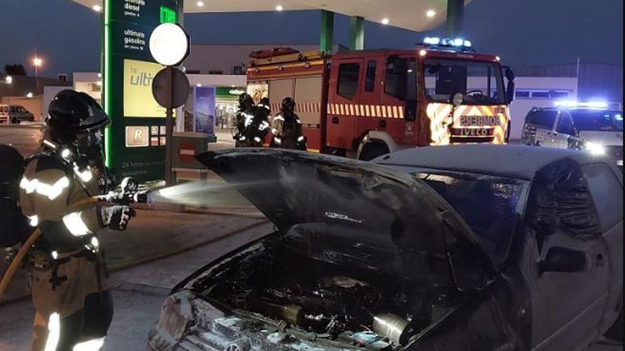 Arde un coche en una gasolinera de Sant Antoni