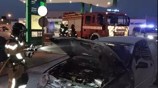 Arde un coche en una gasolinera de Sant Antoni